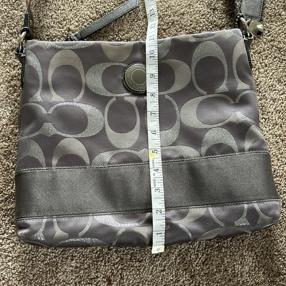 Coach signature crossbody handbag with zipper - Picture 7 of 7